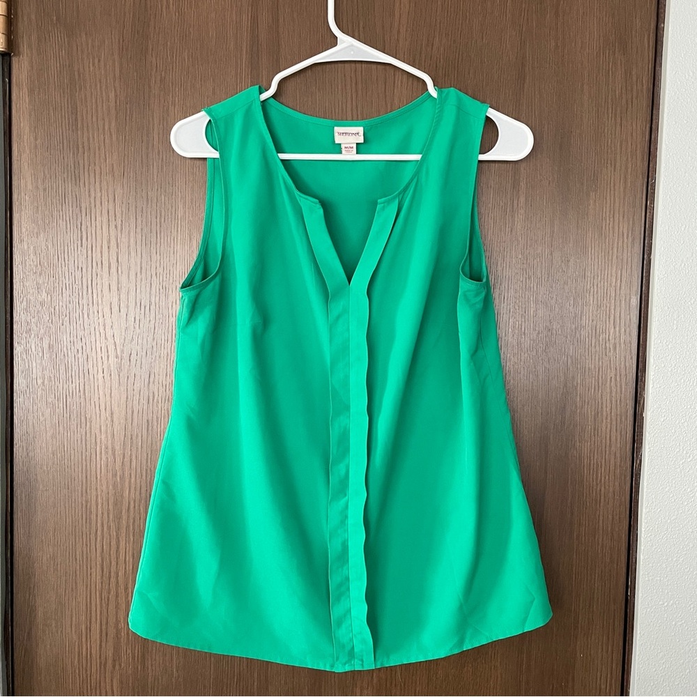 Sleeveless V-Neck Green Top with Center Detail